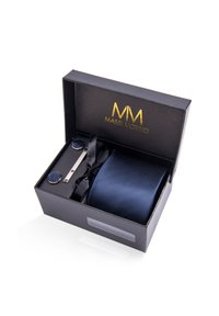 Eine marineblaue Krawatte mit strukturierten Streifen, einer silbernen Krawattennadel und runden Manschettenknöpfen in einer schwarzen Geschenkbox mit goldfarbener Prägung, die mit einem Band gesichert ist.