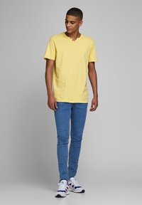 Jack & Jones ESPLIT NECK NOOS - T-shirts basic - lemon drop