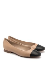 Beige-nahka ballet-kengät mustalla nahkakärjellä. Litteä korko, pyöreä muoto, sileä rakenne ja minimalistinen design.