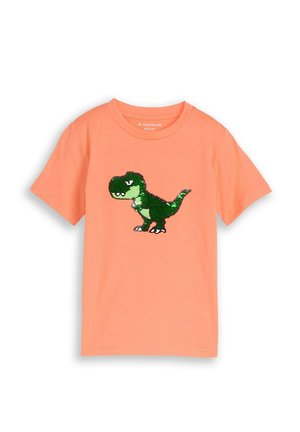 T-shirt corail à manches courtes pour enfants avec un motif dinosaure vert en sequins sur le devant, col rond et coupe régulière.