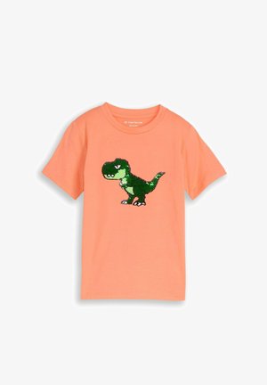 Kinder korte mouwen koraal T-shirt met een groene pailletten dinosaurus afbeelding op de voorkant, ronde halslijn en reguliere pasvorm.