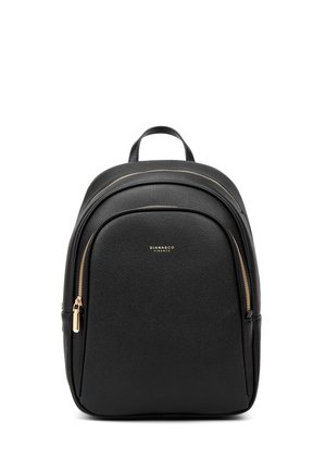 Schwarzer Leder-Rucksack mit strukturiertem Finish, zwei Reißverschlussfächern, goldenen Akzenten und einem Oberhandgriff zum Tragen.