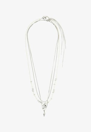 Viacvrstvový náhrdelník so striebornými reťazami a bielymi perlami, so stredným príveskom a predĺženým pendantom.