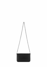 Borsa a tracolla in pelle nera con finitura texture, dotata di una tracolla in metallo argentato e dalla forma rettangolare. Nessun hardware o dettaglio visibile.