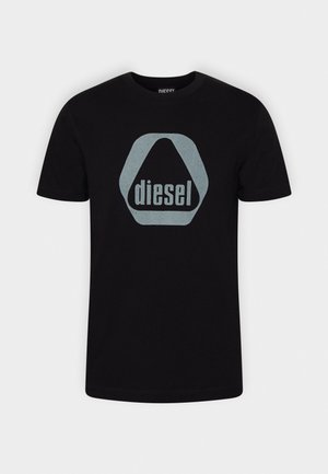 Czarna koszulka z krótkim rękawem i okrągłym dekoltem z dużym szarym logo Diesel na środku przodu.