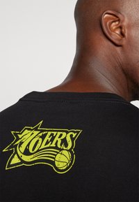 Mitchell & Ness POP PLAYER TEE VINTAGE LOGO - Klubové oblečení - black