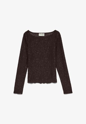 Tumepruun, piklike varrukatega tekstuuriga pluus, millel on abstraktne loomamustri kujundus ja ümmargune kaelus, sildi nähtav kaeluse sees.