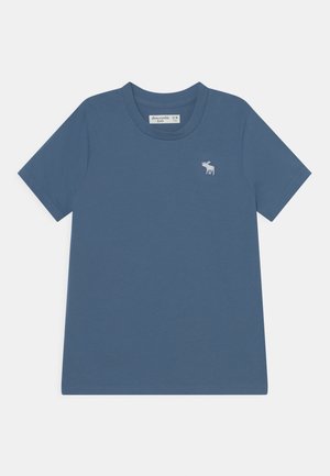 T-shirt pour enfants bleu à manches courtes avec col rond et petit logo élan gris clair sur le côté gauche de la poitrine.