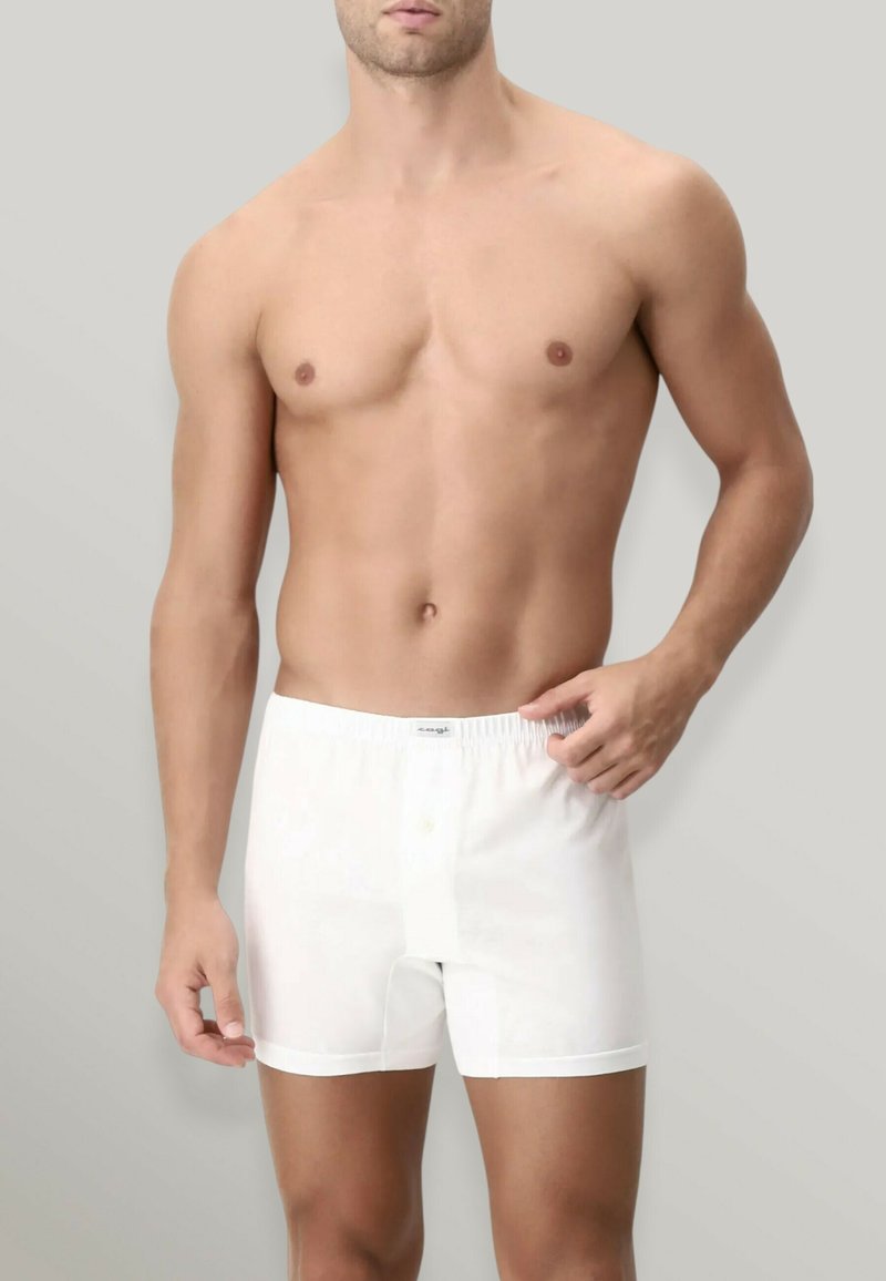 Boxer di cotone bianchi con vita elastica, apertura con bottone e fondo gamba rifinito. Il tessuto appare liscio e leggero.