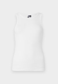 Top de tirantes blanco con canalé, que presenta un escote redondo y un diseño sin mangas, hecho de una suave mezcla de algodón con una silueta ajustada.