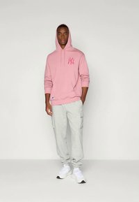 New Era MLB NEW YORK YANKEES LEAGUE ESSENTIALS OVERSIZED HOODIE - Klubové oblečení - pink
