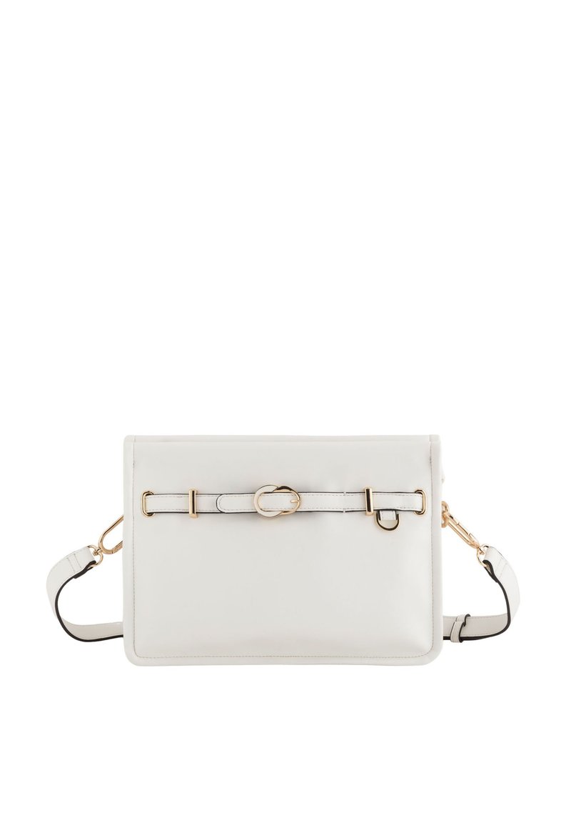 Hvid læder crossbody taske med rektangulær form, der har en flad front, guld hardware og justerbar skulderrem. Struktureret detaljering fremhæver designet.