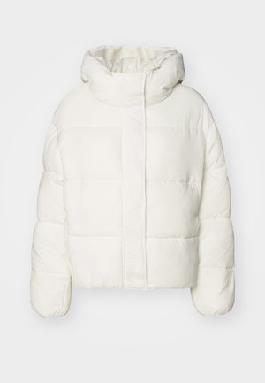 Valge polsterdatud jope, millel on kõrge krae, elastsed mansetid ja peidetud eesmine vetthülgiv tõmblukk. Materjal tundub pehme ja sile ning sellel on tepitud tekstuur.