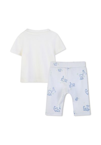 T-shirt blanc en coton à manches courtes associé à un short bleu à motifs avec des animaux de dessins animés et des monuments. Tissu doux et léger.