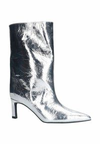 Bota de tobillo metálica plateada con punta puntiaguda, textura suave y diseño elegante. Cuenta con un tacón bloque de altura media y detalles minimalistas.