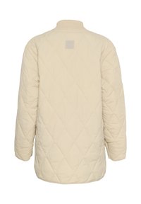 Crème gewatteerde jas met een hoge kraag, lange mouwen en een rechthoekig logo-patch op de rug. Heeft diamanten stiksel.
