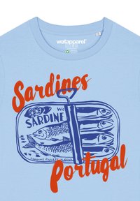 T-shirt bleu clair avec un design graphique d'une boîte de sardines, avec un texte orange indiquant "Sardines" et "Portugal", et des illustrations de poissons en bleu.