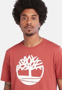 Timberland KENNEBEC RIVER TREE LOGO SHORT SLEEVE - T-shirt print - cowhide