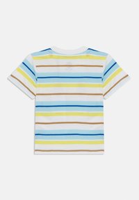 T-shirt à manches courtes avec des rayures horizontales en bleu, jaune et marron sur fond blanc. Col rond avec une coupe standard.