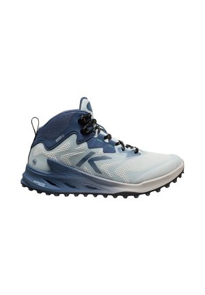 Hellblaue Wanderschuhe mit Obermaterial aus Mesh, marineblauen Akzenten und schwarzen Schnürsenkeln. Verfügt über eine gepolsterte Sohle und ein strukturiertes Profil für besseren Halt.