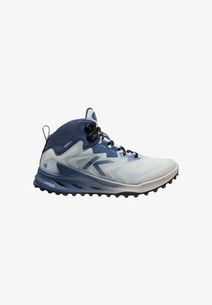 Hellblaue Wanderschuhe mit Obermaterial aus Mesh, marineblauen Akzenten und schwarzen Schnürsenkeln. Verfügt über eine gepolsterte Sohle und ein strukturiertes Profil für besseren Halt.