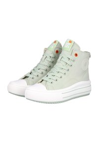 Zapatillas altas de lona en un suave verde menta con puntera y suela de goma blanca, que presentan ojales en naranja y verde, además de un parche con logo.
