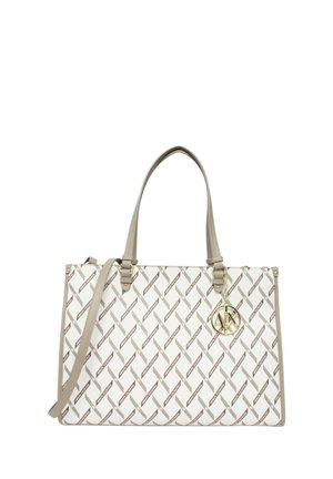 Biało-beżowa torba na ramię z powtarzającym się ukośnym wzorem logo, beżowymi uchwytami, paskiem na ramię oraz złotym, okrągłym ozdobnym elementem z logo marki.