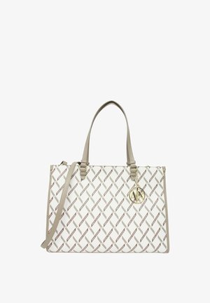 Sac fourre-tout blanc et beige avec motif répétitif de logo diagonal, poignées beiges, une bandoulière et un pendentif de marque circulaire doré.