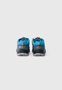 Herren-Wanderstiefel in Schwarz-Blau, ausgestattet mit einem strukturierten Synthetik-Obermaterial und einer Gummisohle mit einem camouflagierten Muster.