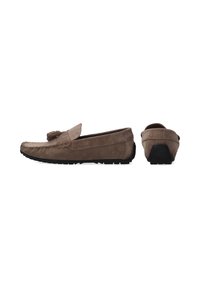 Brune ruskinds loafers med en frynseaccent, med en struktureret overflade og sort gummisål, vist fra side- og bagvinkler.