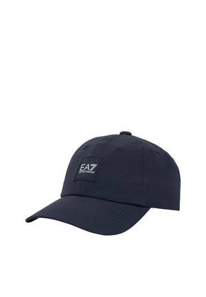 Gorra de béisbol azul marino con visera curva y un parche cuadrado con el logo que dice "EA7 Emporio Armani" en el panel frontal.