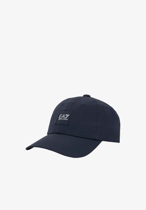 Gorra de béisbol azul marino con visera curva y un parche cuadrado con el logo que dice "EA7 Emporio Armani" en el panel frontal.