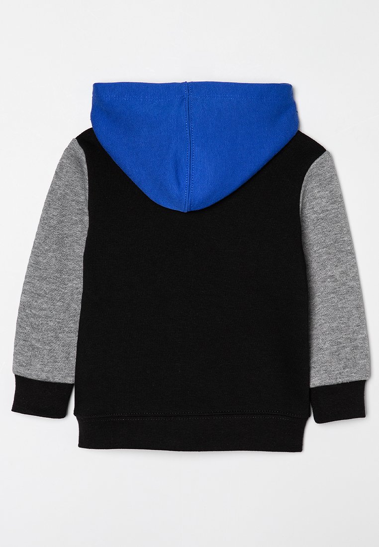 Sudadera con capucha de color azul en la capucha, cuerpo negro y mangas grises. Presenta una textura suave, puños de canalé y un diseño sencillo.