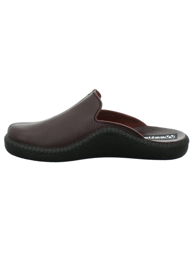 Bruine leren instapper met een gladde bovenkant, ronde neus en een zwarte gestructureerde zool met een gevlochten accent langs de rand.