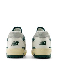 Sneaker bianche e verdi con tomaia in rete testurizzata, dettagli del tallone in contrasto e suola color crema. Logo sul tallone.