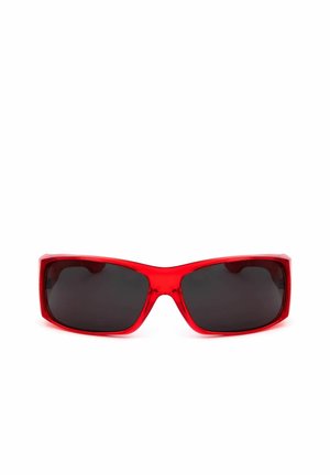 Occhiali da sole rettangolari rossi con montatura spessa e lenti scure su sfondo bianco.