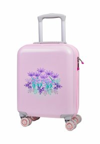 Rosa hårdskal resväska med lila blommotiv. Utrustad med ett utdragbart handtag och fyra rosa rullande hjul för smidig rörlighet.