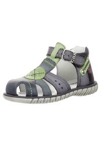 Harmaa nahkasandaali vihreillä yksityiskohdilla, avoin varvas- ja sivuosat, säädettävä remmi, ompelukoristeet ja kumipohja, jossa kuvioitu pito.
