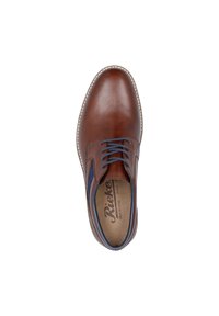 Chaussure en cuir marron avec des accents bleus, bout arrondi et coutures contrastées. Présente un design classique à lacets et une semelle intérieure texturée.