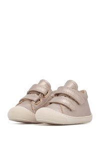 Scarpe per bambini di colore beige chiaro con due strappi in velcro, materiale in pelle morbida, punta tonda e suole in gomma con un motivo testurizzato.