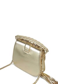 Bolso de mano metálico dorado con tira trenzada, adornado con acentos de tachuelas. Presenta un cierre de solapa y una correa de cadena para el hombro.