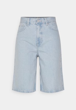Lyseblå denim shorts til knæet med for-lynlås, knaplukning, bæltestropper og forlommer, vist på en hvid baggrund.