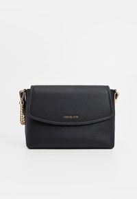Borsa a tracolla in pelle nera con texture, con catena dorata e piccolo logo dorato sulla patta frontale.