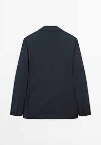 Granatowa marynarka z wyciętym klapem, pojedynczym rozcięciem z tyłu i długimi rękawami. Posiada mankiety na guziki oraz gładką, strukturalną fakturę materiału.