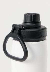 Λευκό μπουκάλι νερού με μαύρο καπάκι με βίδα και μεγάλο προστατευτικό χερούλι για μεταφορά ή κρέμασμα.