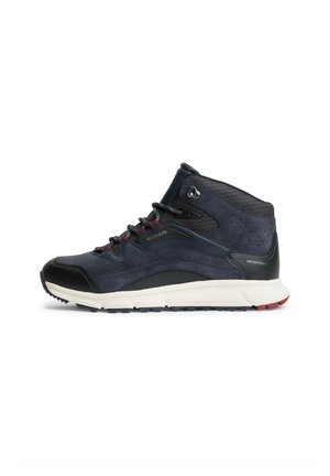 Sneaker alta blu scuro con suola bianca, punta nera e dettagli rossi nei lacci, design impermeabile e marchio "Hilfiger".