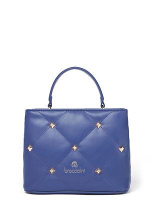 Blaue Ledertasche mit diamantgeprägtem Muster, goldenen Hardware-Akzenten und einem Handgriff. Merkmale ein auffälliges Logo an der Vorderseite.