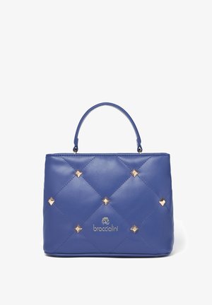 Blaue Ledertasche mit diamantgeprägtem Muster, goldenen Hardware-Akzenten und einem Handgriff. Merkmale ein auffälliges Logo an der Vorderseite.