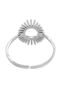 Anello in argento sterling con un design a raggi di sole, caratterizzato da un'apertura ovale centrale e una fascia liscia. Raggi testurizzati si estendono verso l'esterno dal centro.