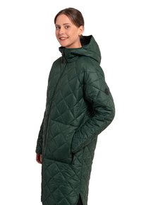 Chaqueta larga acolchada verde con capucha, que presenta un patrón diagonal, cierre frontal con cremallera y bolsillos laterales. Textura suave y corte relajado.